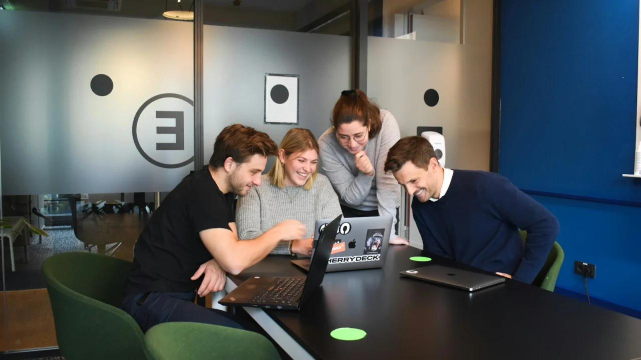 Zespół pracujący na laptopach podczas warsztatu — szkolenie z narzędzi AI w firmie